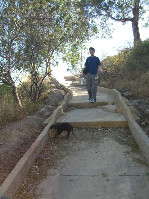 8) Ide sa dolu 
